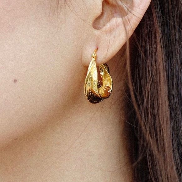 CLOSING SALE! 💫18K Gold Plated Hammered Bold Hoop Earrings - Picture 4 of 8